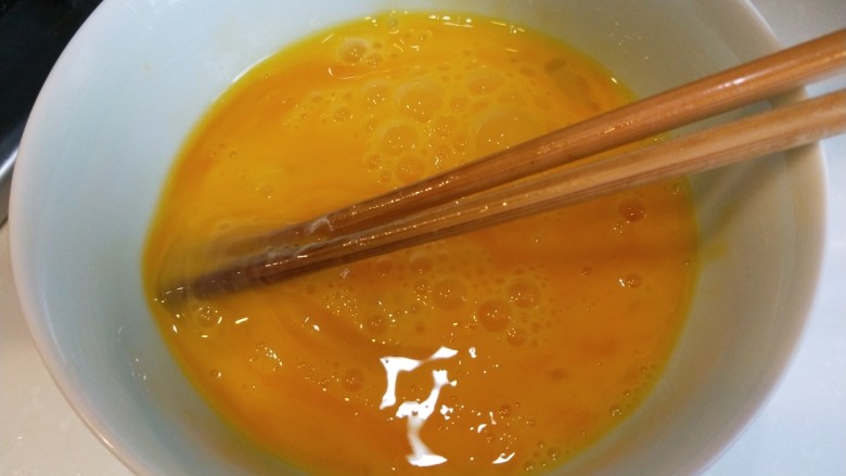 鸡蛋豆腐羹,加入适量盐在搅拌,锅中倒入适量油烧热,倒入鸡蛋炒碎,倒出备用,这道步骤没有拍照。