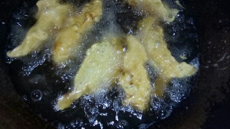 椒香小黄鱼,滤油后,大火,高油温,炸一下。