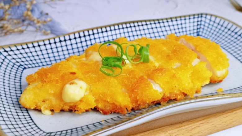 芝士鸡排,金黄香脆,外酥里嫩。