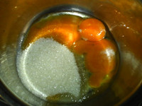 蛋黄小西饼,将全蛋,<a style='color:red;display:inline-block;' href='/shicai/ 15'>蛋黄</a>,白糖,盐倒入大碗