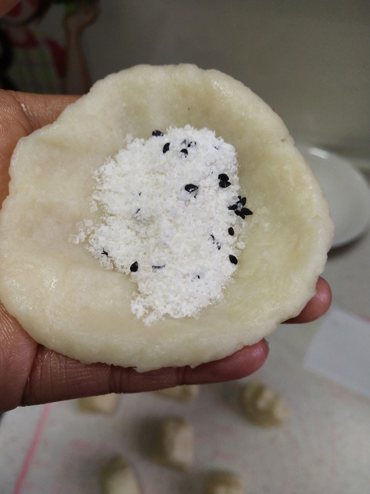 外酥里糯❗做法简单的炸糖糕,然后放糖馅,包好按扁