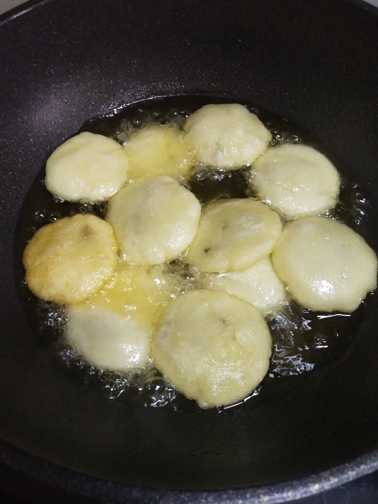 外酥里糯❗做法简单的炸糖糕,锅里倒入油,油七成热开中火放入糖糕