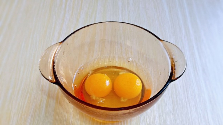 鸡蛋豆腐羹,<a style='color:red;display:inline-block;' href='/shicai/ 9'>鸡蛋</a>磕碗里,加入少许盐,抽打均匀。
