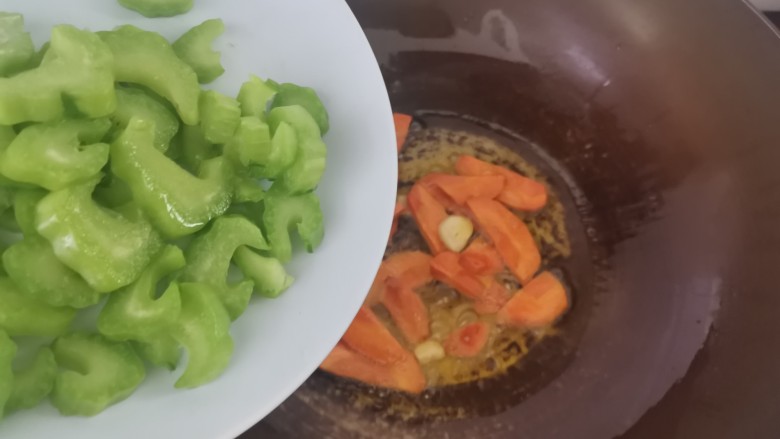 胡萝卜炒木耳,翻炒片刻,倒入芥菜炒匀