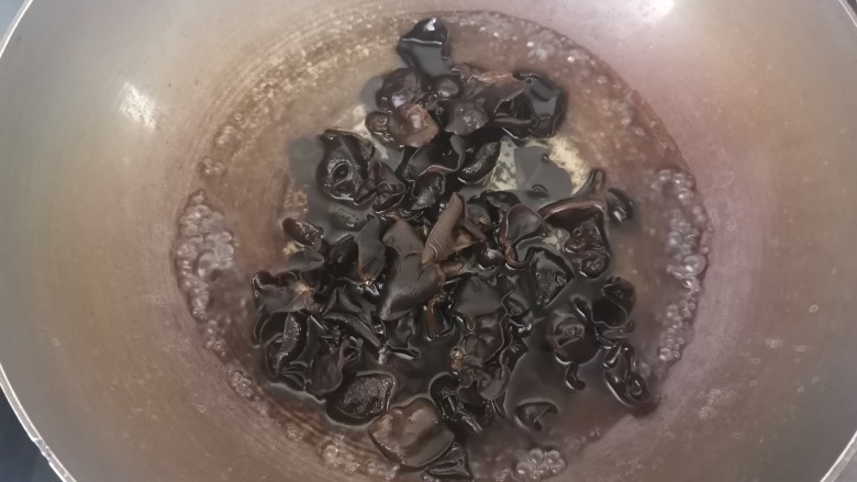 胡萝卜炒木耳,锅里水烧开,加入少许盐放入黑木耳焯一下