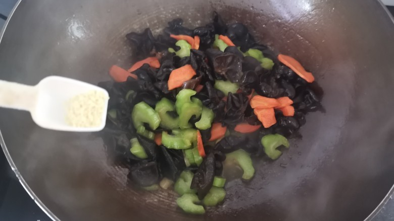 胡萝卜炒木耳,盖上盖子烧两分钟,最后加入鸡精