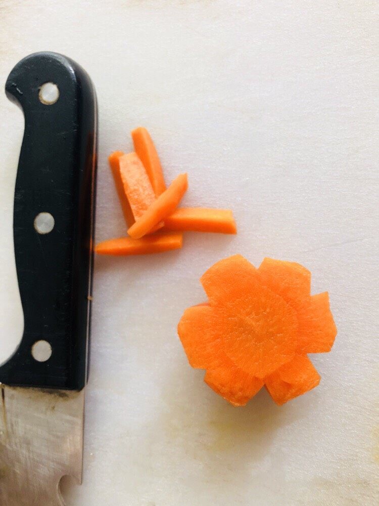 鸡蛋豆腐羹,胡萝卜的柱面稍微裁切一下,变成这样。再横切,变成胡萝卜花片。