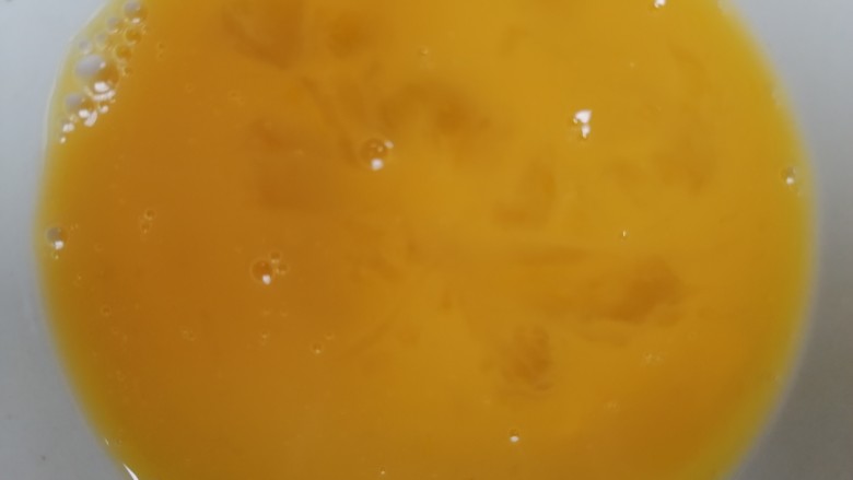 鸡蛋豆腐羹,将蛋液搅打均匀