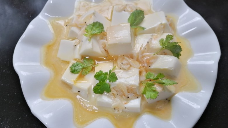 鸡蛋豆腐羹,放上香菜点缀