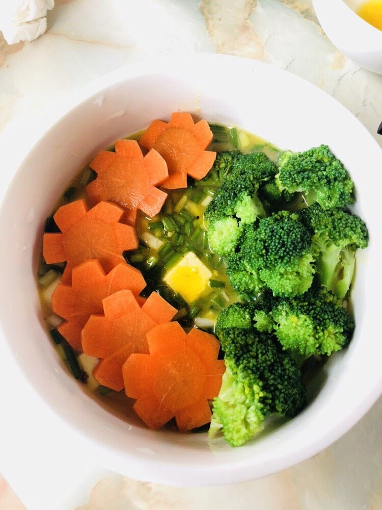 鸡蛋豆腐羹,蔬菜码放整齐,如果不吃蔬菜,也可以不放。或者更换成其他蔬菜。