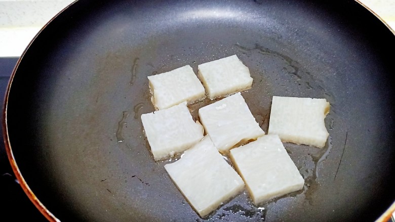 皮渣炒豆腐、带鱼、蒜苔、胡萝卜,锅中放入适量油,放入皮渣