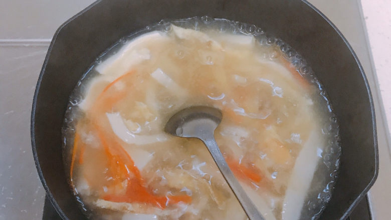 鸡蛋豆腐羹,在要起锅之前加入水淀粉,汤汁变得浓稠。