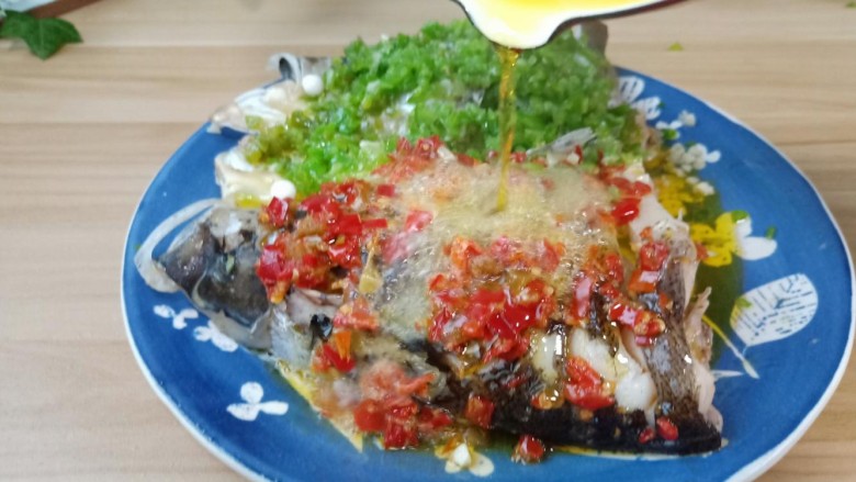 麻辣鱼头,出锅淋上一勺生抽,撒上蒜末,浇上热油刺啦刺啦的响声,味道就扑鼻而来!