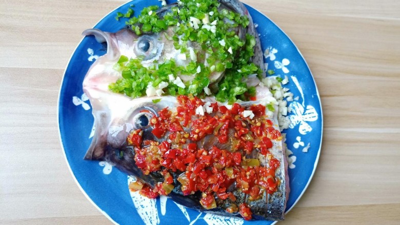 麻辣鱼头,青辣椒碎铺满整个鱼头,爱吃微辣的可以少加点。