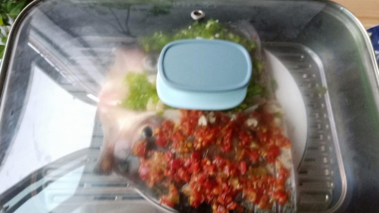 麻辣鱼头,烹饪选用蒸制的方法,可以让鱼头的鲜香尽量保留,剁辣椒的辣又恰到好处地渗入鱼肉中,做出来菜品色泽红亮、味浓、肉质鲜美。