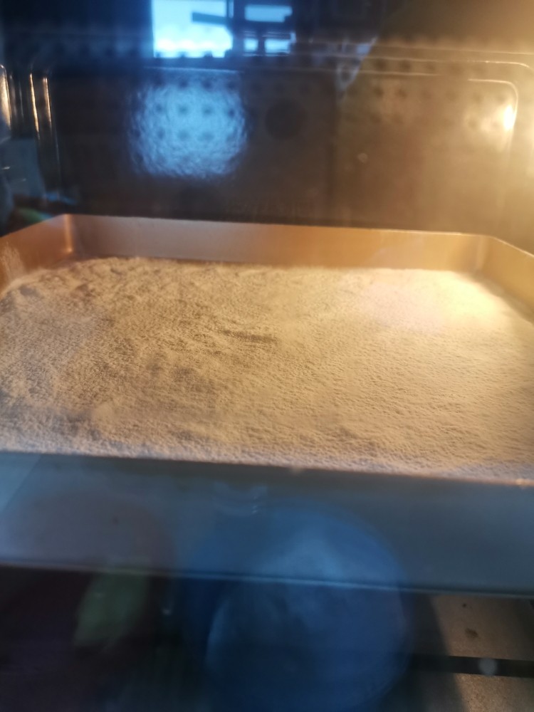 加油鸭*卡通棉花糖,烤盘底部铺满玉米淀粉,160℃烘烤10分钟左右,多加注意不要烤糊掉