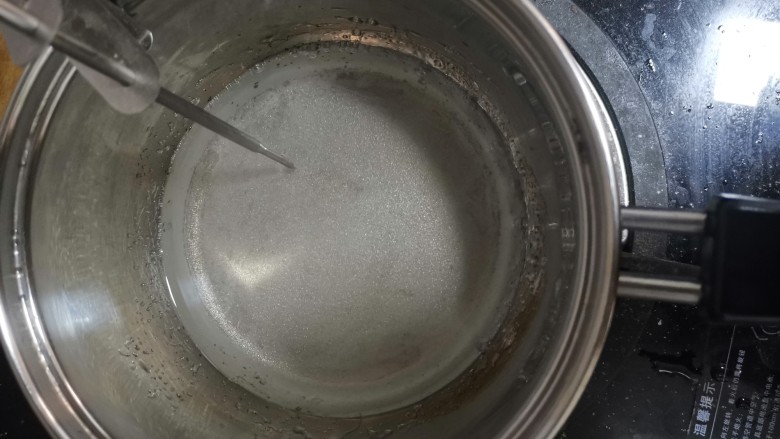 加油鸭*卡通棉花糖,小火加热,至120℃加入吉利丁片
慢慢倒入打发<a style='color:red;display:inline-block;' href='/shicai/ 17'>蛋清</a>里
