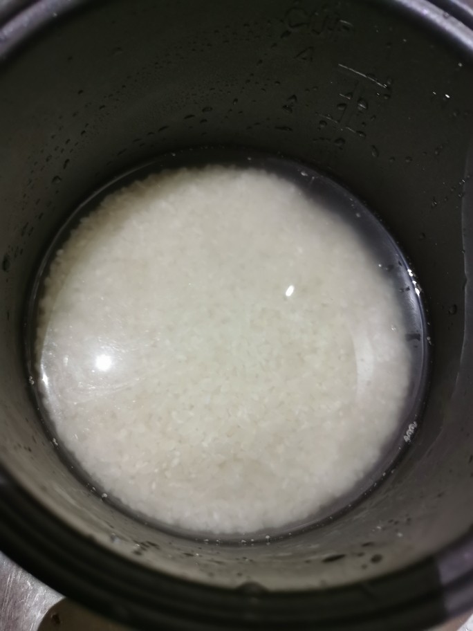 香菇腊肠焖饭,<a style='color:red;display:inline-block;' href='/shicai/ 3622'>珍珠米</a>,已经,先泡水10分钟。