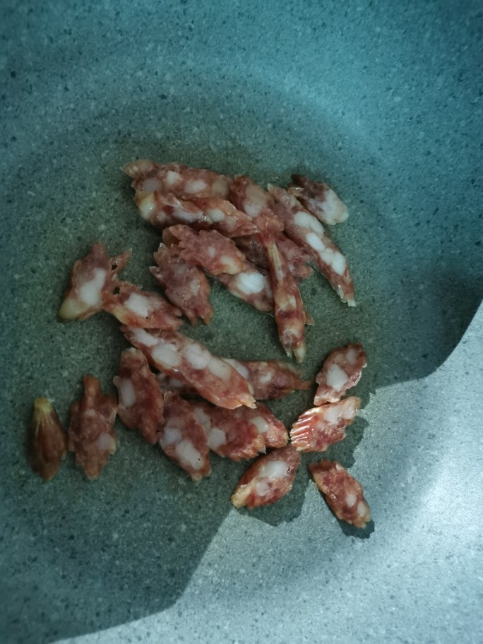 香菇腊肠焖饭,锅里不放油干煸腊肠,