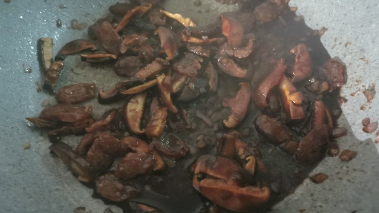 香菇腊肠焖饭,倒入锅里翻炒均匀,