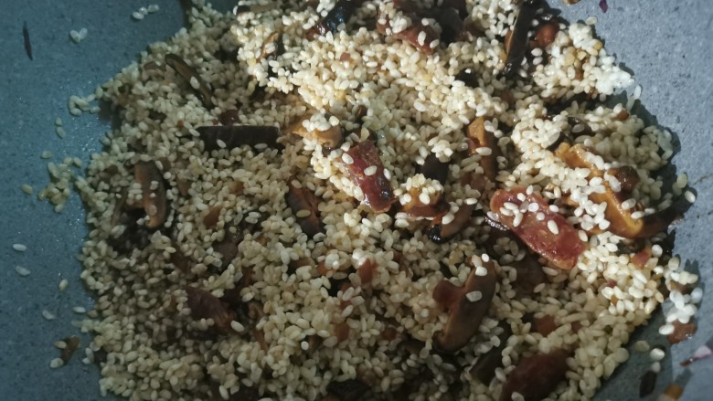 香菇腊肠焖饭,倒入小米椒个珍珠米,拌匀。