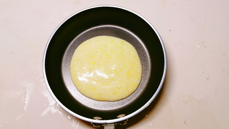 鸡蛋玉米饼,垂直倒入即可 自成圆形