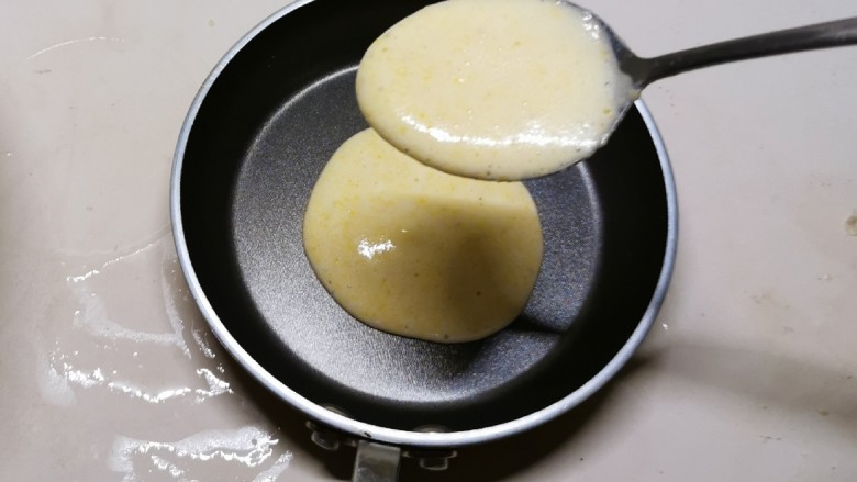 鸡蛋玉米饼,将面糊倒入不粘锅
