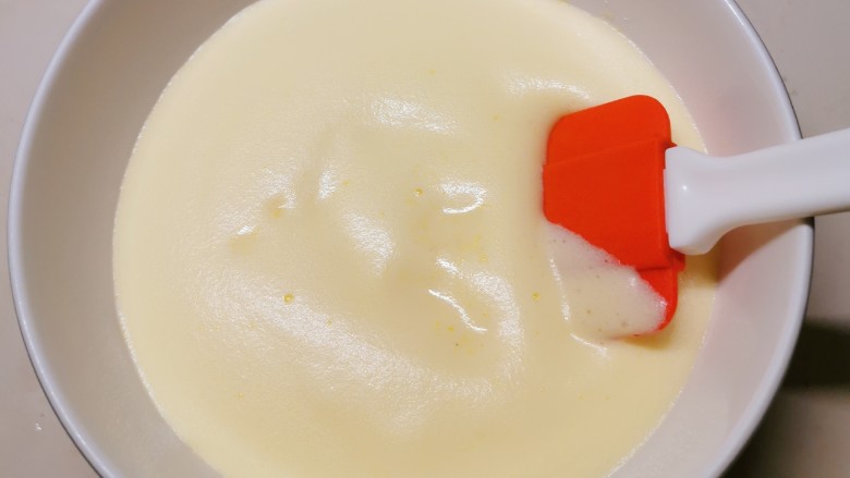 鸡蛋玉米饼,打发好的蛋液倒入玉米面糊里 翻拌均匀