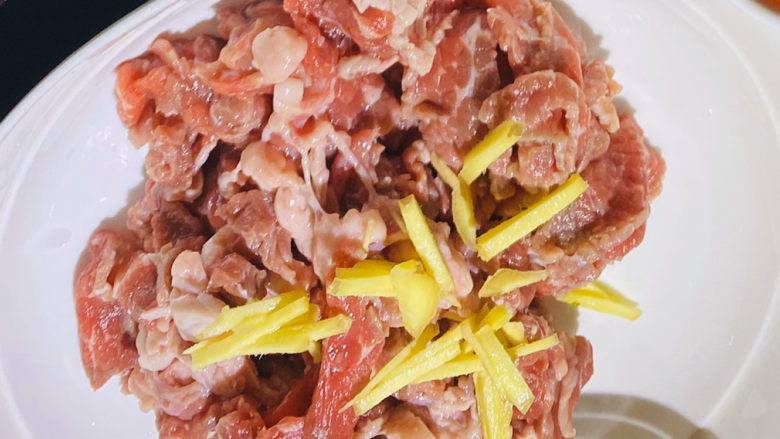 酸辣椒炒黄牛肉,黄牛肉放姜丝跟三勺<a style='color:red;display:inline-block;' href='/shicai/ 718'>料酒</a>抓拌均匀,腌制10到15分钟。
