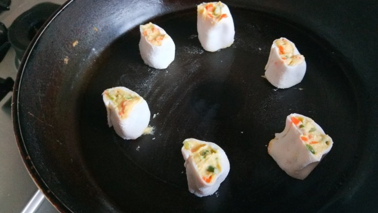 鸡蛋玉米饼,平底锅烧热倒入适量油,放入玉米团。