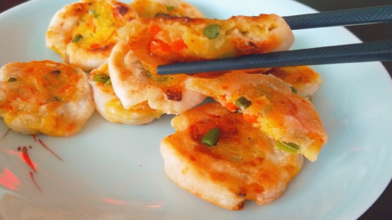 鸡蛋玉米饼,我先吃一个,外酥里嫩非常好吃。