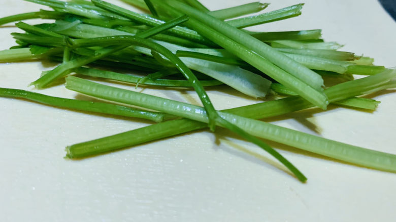 芹菜炒胡萝卜,把芹菜根和叶分开;