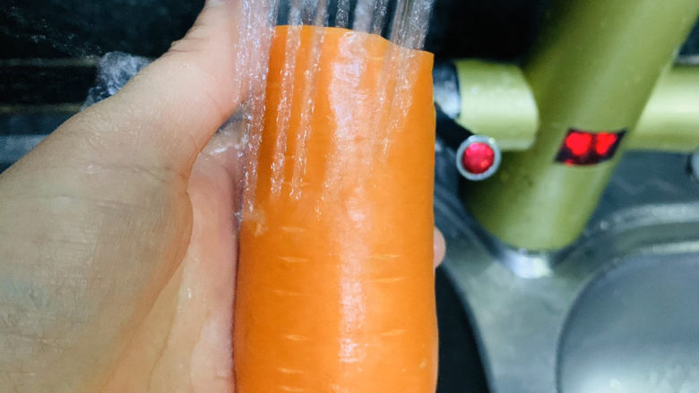 芹菜炒胡萝卜,洗净;