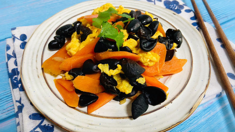 胡萝卜炒木耳,色香味俱全,漂亮美味