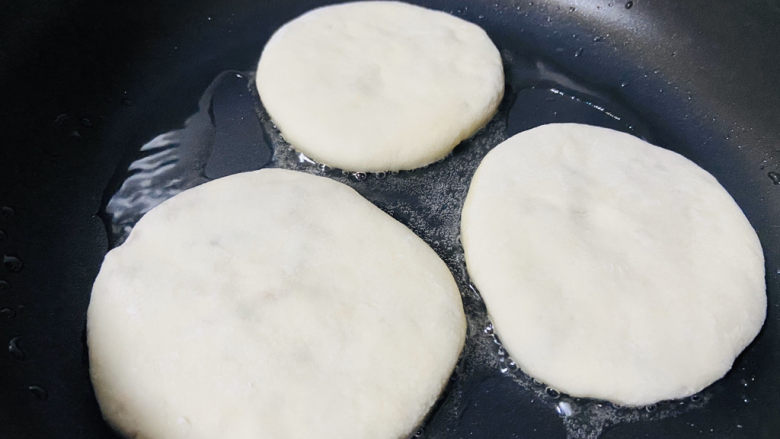 鲜肉饼,起油锅放入生坯小火慢煎