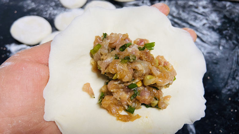 鲜肉饼,放入肉馅
