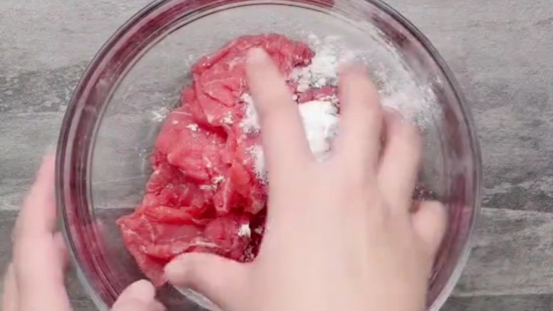 家常小抄牛肉,放入生粉,盐,食用油腌味