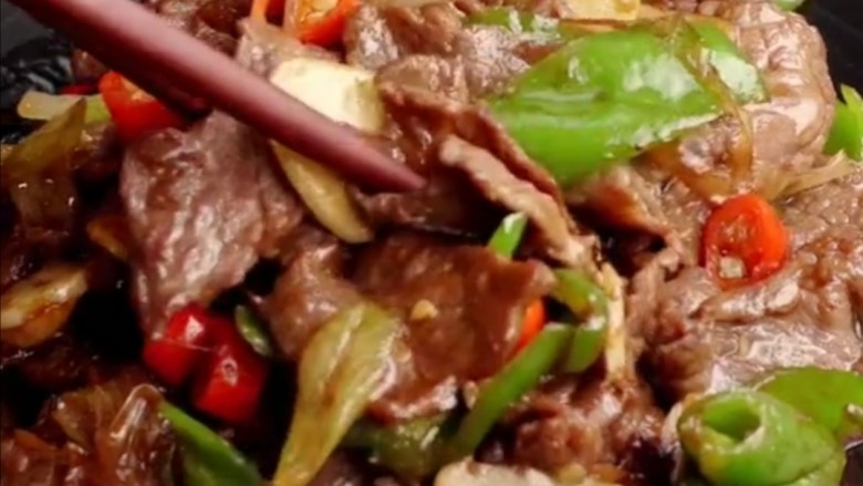 家常小抄牛肉,出窝装盘,牛肉不要炒久了,炒久了变老