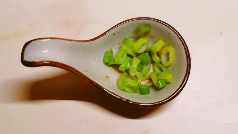 鸡蛋豆腐羹,开始准备调味料 切好<a style='color:red;display:inline-block;' href='/shicai/ 3250'>葱</a>圈备用