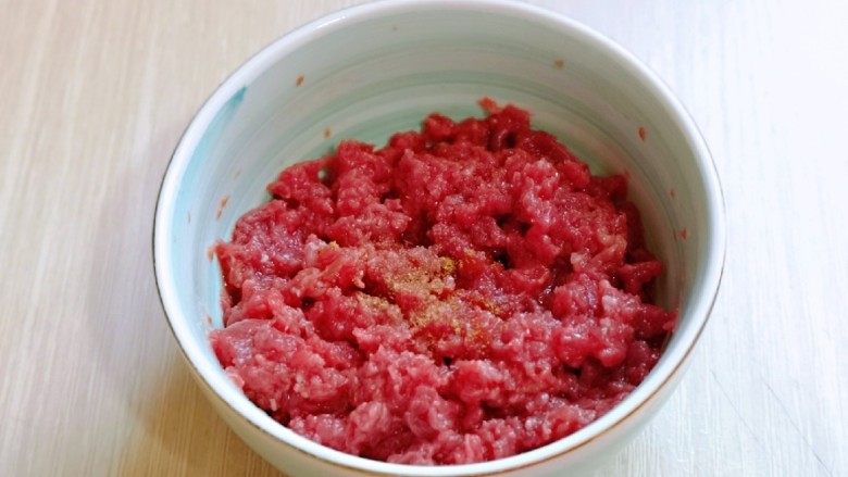 香菇豆腐汤,将肉糜放入碗中,加入料酒,<a style='color:red;display:inline-block;' href='/shicai/ 829'>十三香</a>,盐搅拌均匀,腌制10分钟。