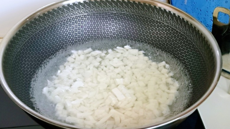 香菇豆腐汤,焯水;锅中加水烧开,下豆腐丁再次烧开捞出。