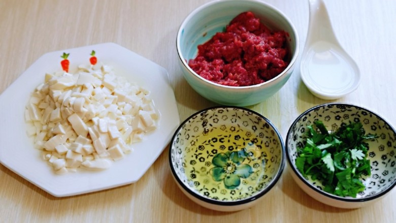 香菇豆腐汤,葱<a style='color:red;display:inline-block;' href='/shicai/ 131'>香菜</a>去根切碎,淀粉加入适量水化成液体,准备工作完成。