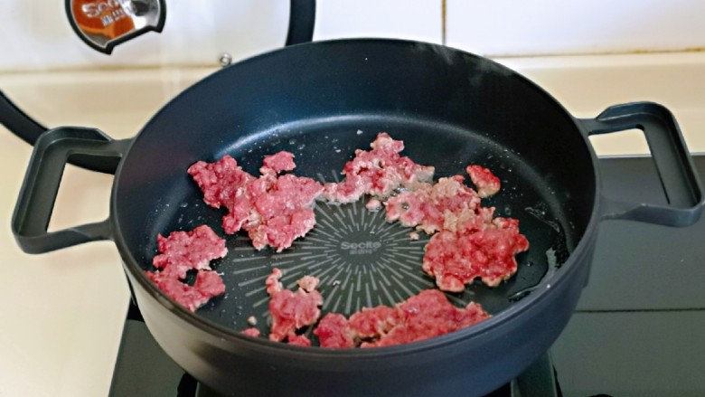 香菇豆腐汤,起油锅,加入腌制好的牛肉末。