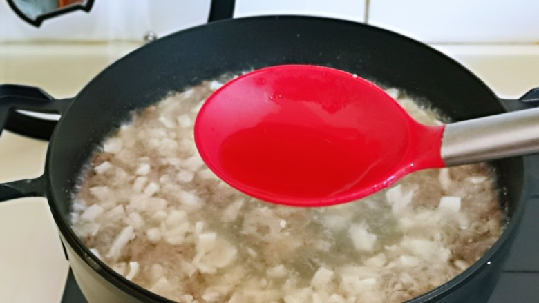 香菇豆腐汤,烧开后加入<a style='color:red;display:inline-block;' href='/shicai/ 1117'>蛋白</a>,顺着锅的外围一圈一圈的倒入。