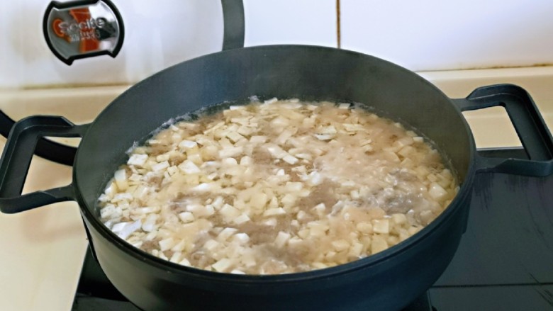 香菇豆腐汤,再次烧开,搅拌均匀。