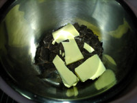 巧克力裂纹曲奇,<a style='color:red;display:inline-block;' href='/shicai/ 887'>黄油</a>,巧克力切小块,放入碗中