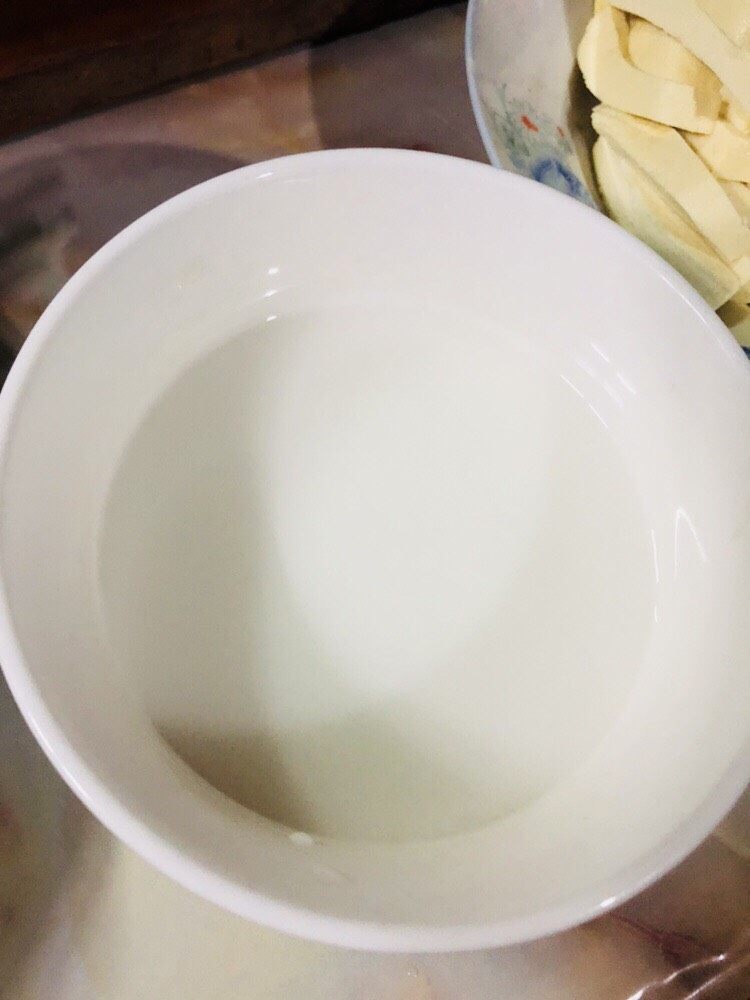 香菇豆腐汤,碗里放10克左右的玉米淀粉,加点水搅拌均匀