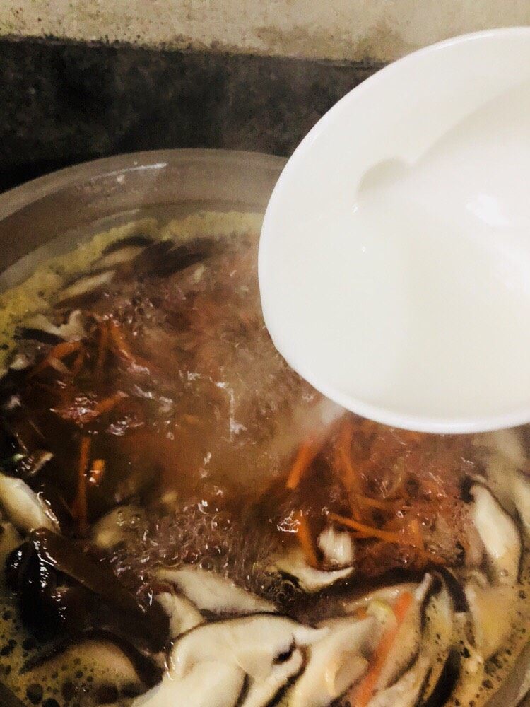 香菇豆腐汤,香菇煮开后,倒入玉米淀粉