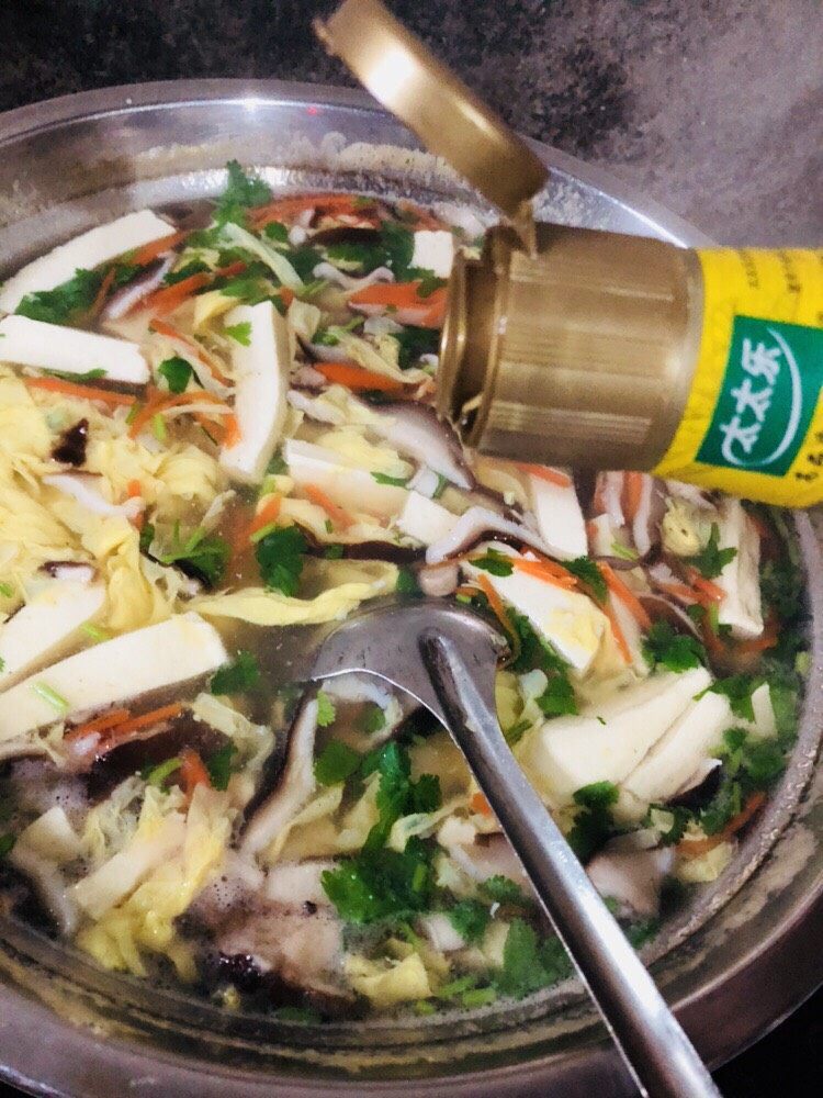 香菇豆腐汤,倒入少许香油调味