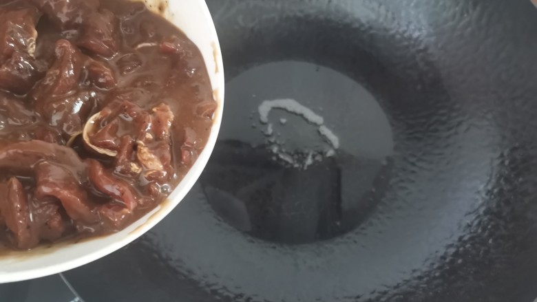 黑胡椒牛柳,热锅加入适量的油,油温七成热倒入腌好的牛肉,炒至牛肉变色关火出锅,这样牛肉很嫩